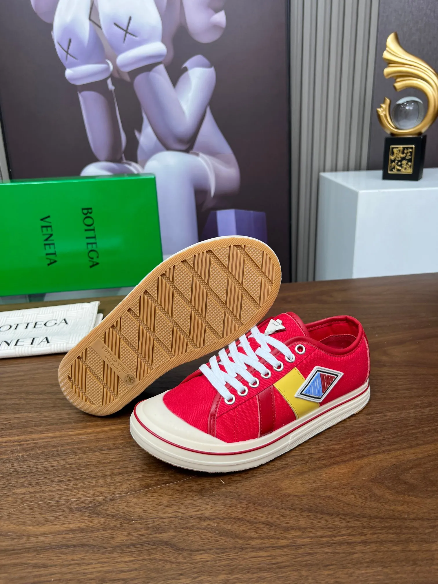 Men's men's shoes 💰500💰 Bottega Veneta BV's latest Eliot series retro basketball shoes casual sports canvas shoes will become gods once it is launched‼ ️ Inspired by retro basketball sneakers, the color combination highlights youthful vitality and perfectly interprets the theme of youth and childlike innocence. The details are also very particular. The summer canvas brings excellent durability and comfort. Designs such as calfskin trim, rubber toe caps and hand-painted retro red lines are full of retro feel. The round toe and convex sole add a modern feel and are suitable for various styles. Easily create a fashionable atmosphere. The upper foot is the focus...can be worn as a couple's shoes...The red lines on each shoe edge are hand-painted, which adds more taste and attitude! ✦Fabric: Original customized high-density canvas + cowhide ✦Inner: original customized breathable canvas ✦Insole: movable latex cowhide insole ✦Sole: original molded non-slip and wear-resistant TPU material ✦Sole thickness: 3cm, low-profile, single shoe ✦Number of sizes: female size 35--40, female 40 is customized and non-returnable❕ ✦Number: male size 39--45, male 45 is customized and non-returnable❗️